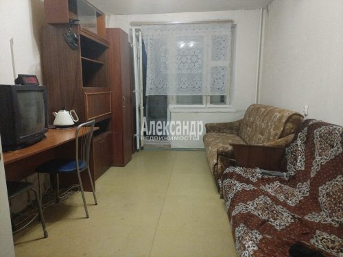 Комната в 10-комнатной квартире (212м2) на продажу по адресу Энтузиастов просп., 51— фото 1 из 16