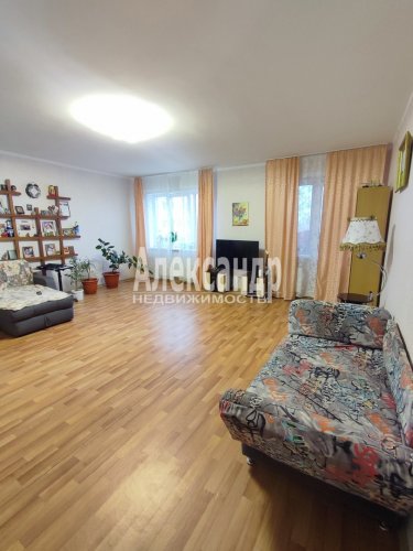 3-комнатная квартира (111м2) на продажу по адресу Кириши г., Волховская наб., 48— фото 1 из 11