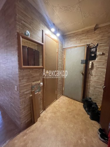 3-комнатная квартира (41м2) на продажу по адресу Ветеранов просп., 33— фото 1 из 10