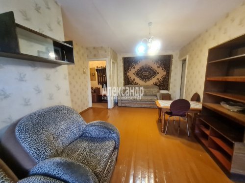 3-комнатная квартира (54м2) на продажу по адресу Волхов г., Калинина ул., 19— фото 1 из 15