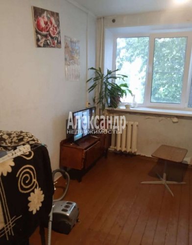 Комната в 2-комнатной квартире (64м2) на продажу по адресу Кириши г., Школьный пер., 1— фото 1 из 12