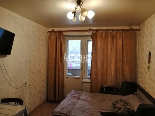 Комната в 11-комнатной квартире (221м2) на продажу по адресу Суздальский просп., 61— фото 1 из 16